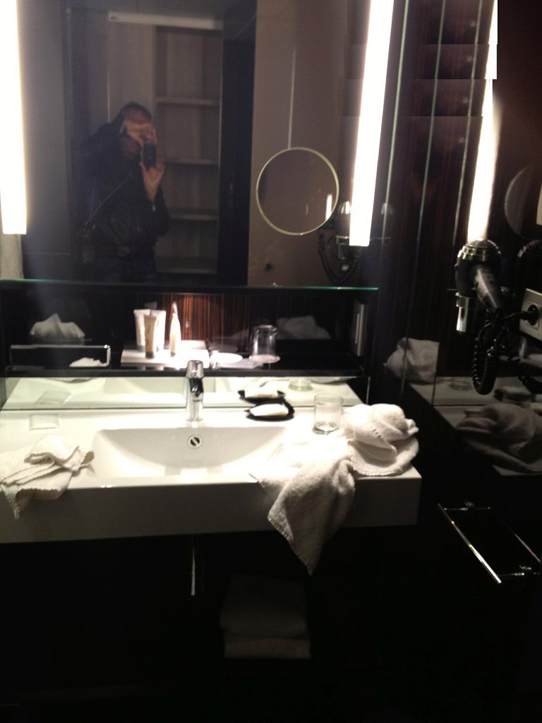 How to Clean Mirrors Without Streaks in a NYC Apartment