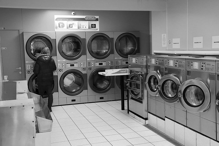 How to Wash a Comforter at a Laundromat