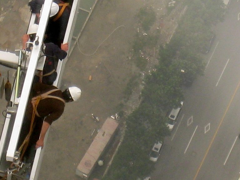 How to Clean Apartment Windows You Can't Reach From Outside