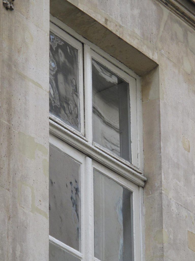 How to Clean Apartment Windows Without Streaks