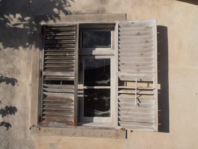 How to Clean Wooden Blinds Without Warping the Slats