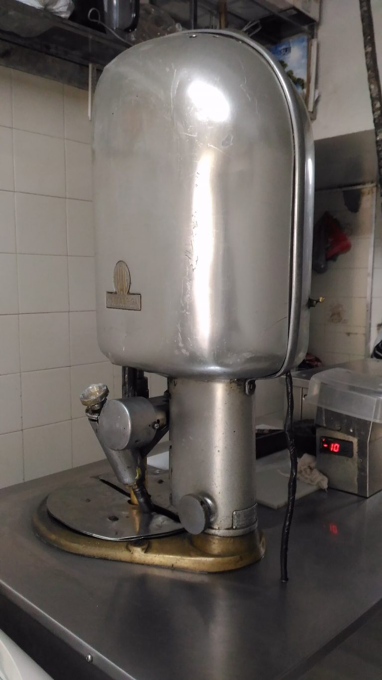 How to Clean an Ice Maker in a Small Apartment Kitchen