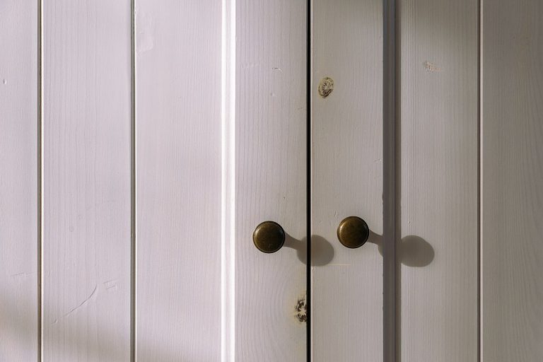 How to Clean Cabinet Hardware in a Small Kitchen